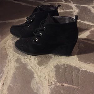 ATTENTION Women’s Size 8 Lace Up Wedge Booties
